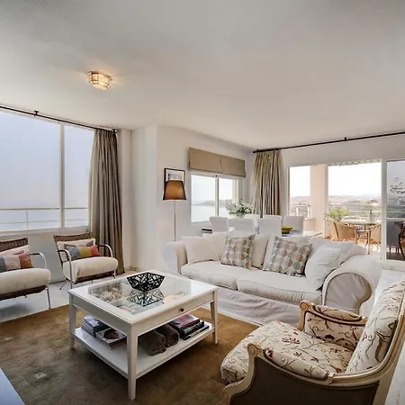 Penthouse Boulevard 401 아파트 에스테포나